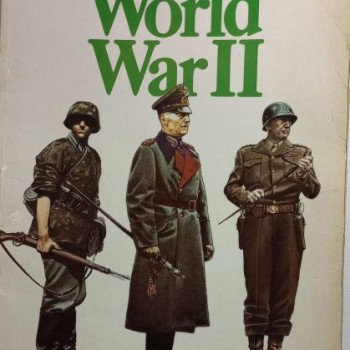 MILITARY UNIFORMS & WEAPONRY - THE POSTER BOOK OF WORLD WAR II